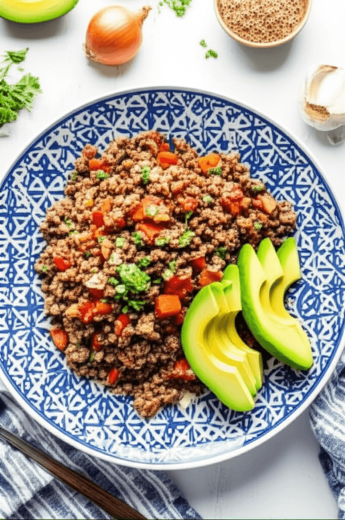 Faršo ir grikių dubenėlis su avokadu ir žalumynais.